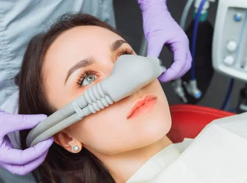 Paciente relaxada recebendo sedação com óxido nitroso na Vitalle Odonto
